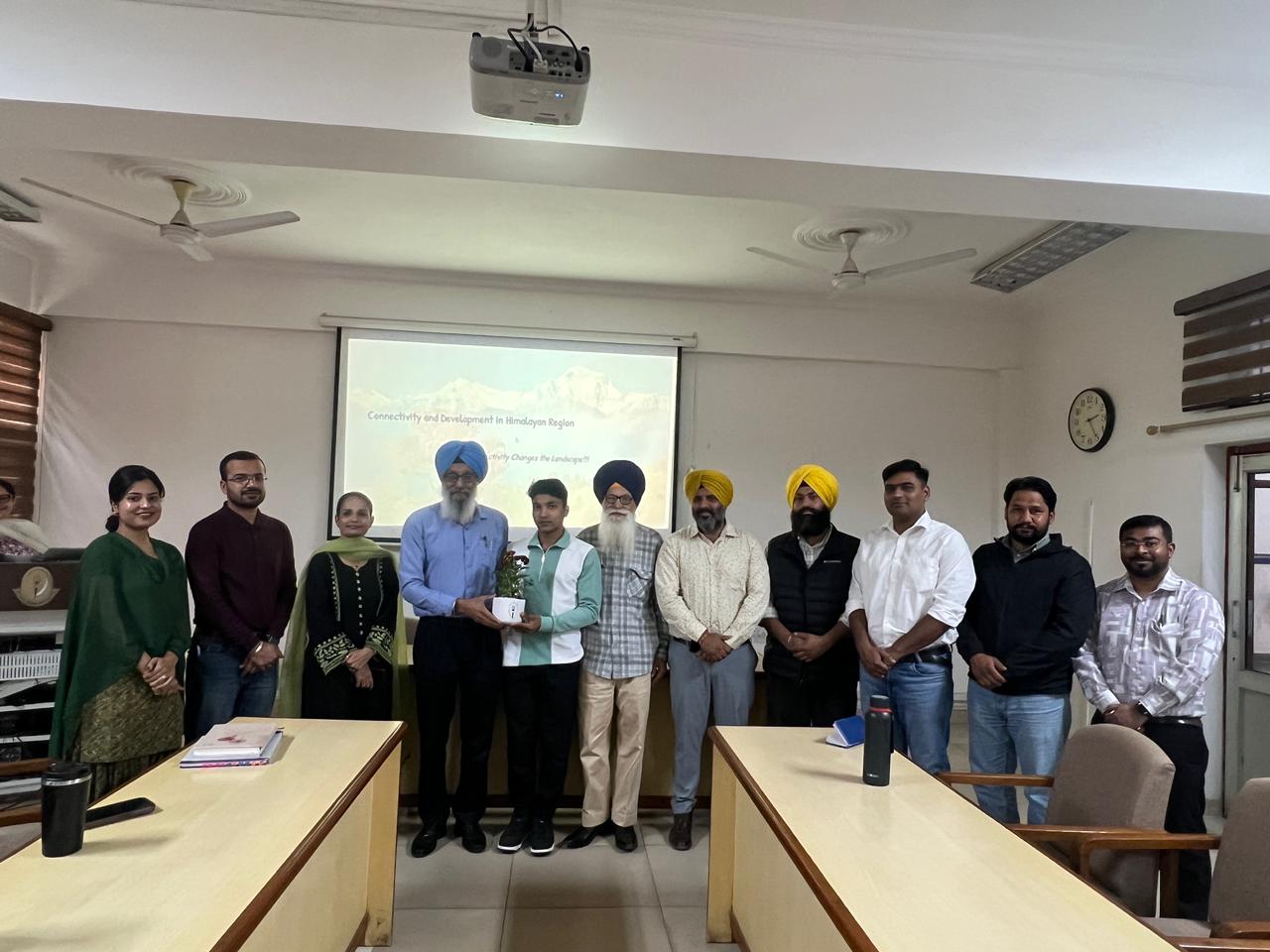 Felicitation of Vikas Upreti, who delivered the special lecture on ‘Connectivity and Development in the Himalayan Region’ (18 March 2026).